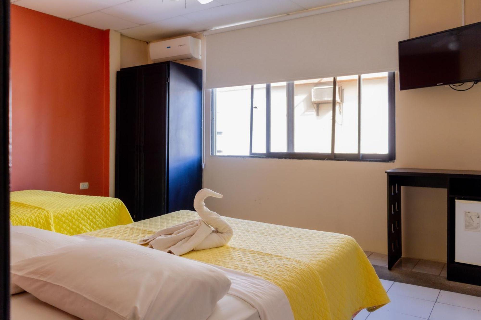 Hostal Antares Manta Esterno foto