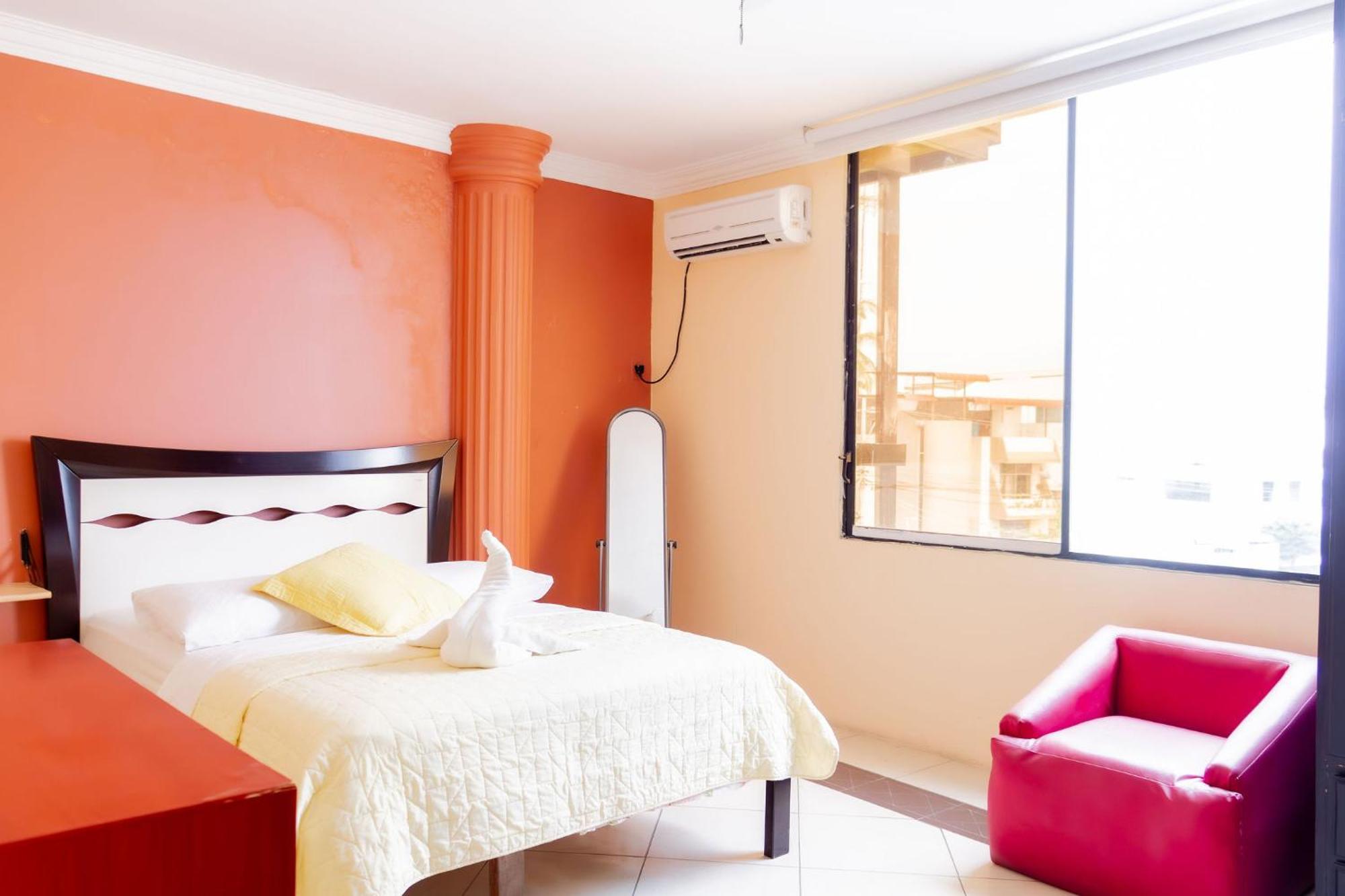 Hostal Antares Manta Esterno foto