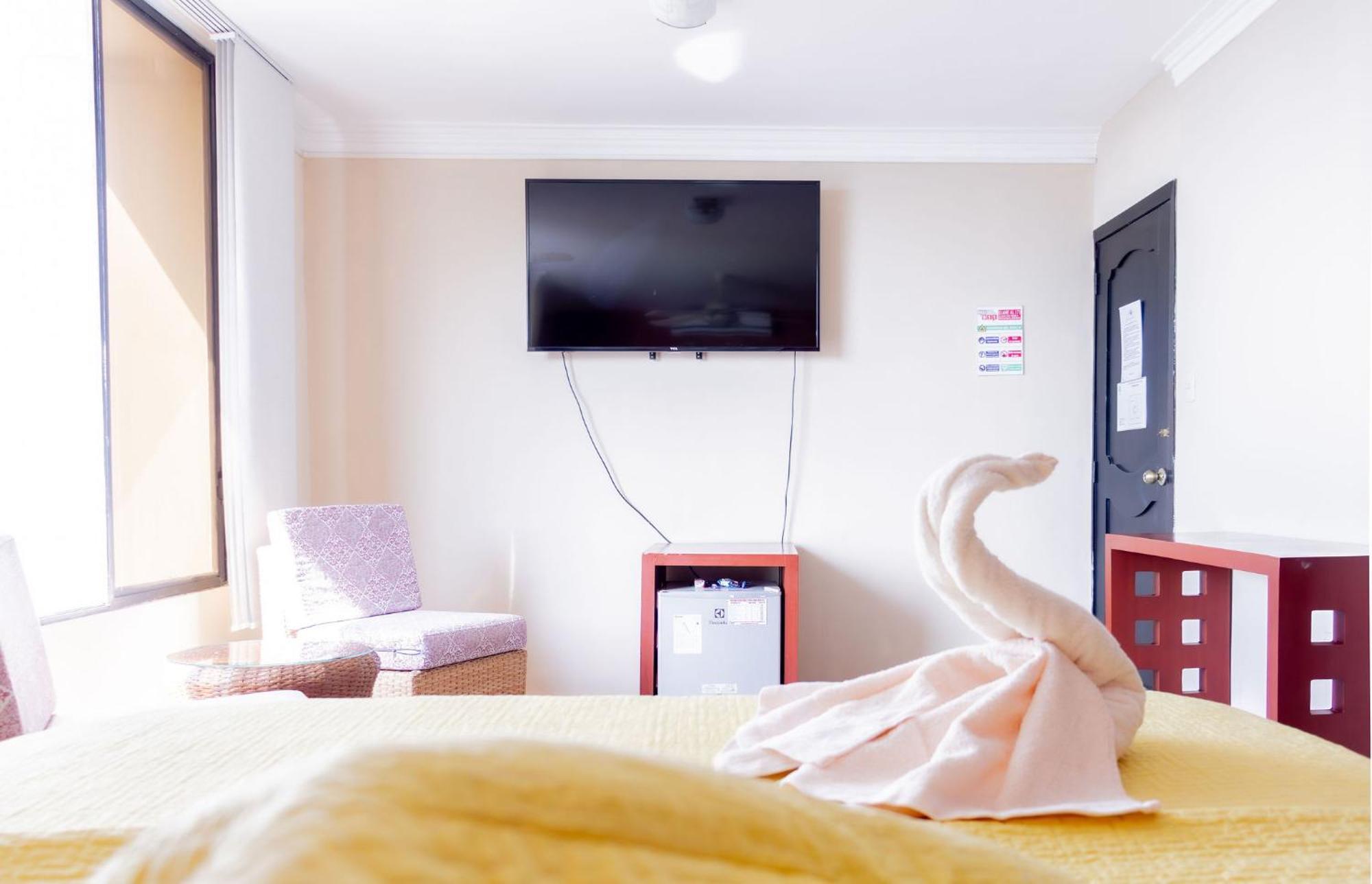 Hostal Antares Manta Esterno foto