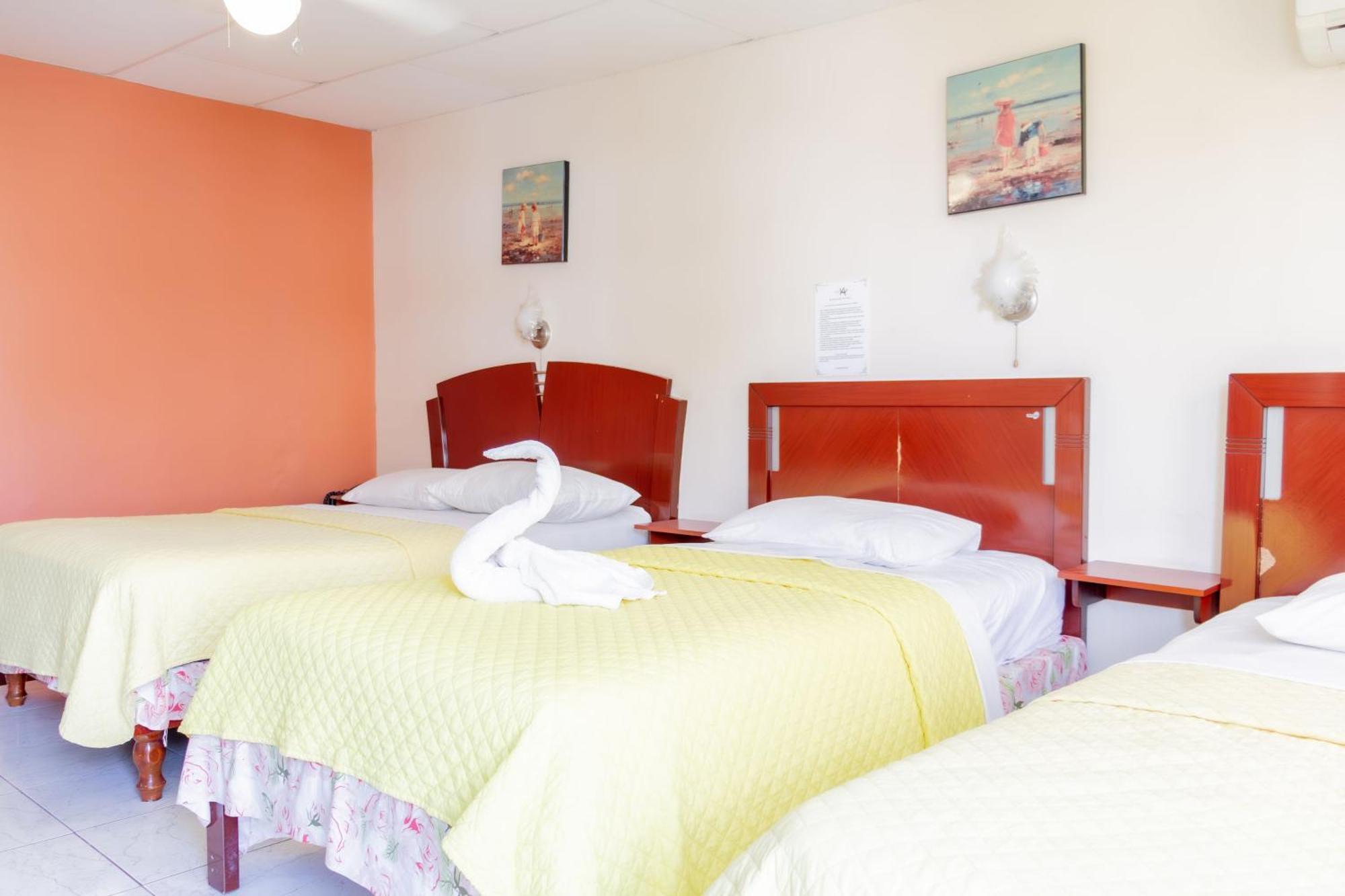 Hostal Antares Manta Esterno foto